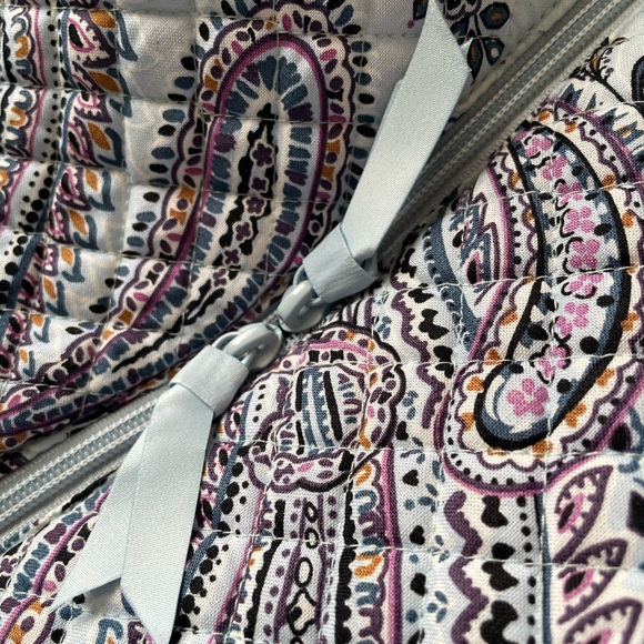 Vera Bradley Large Travel Bag / NWT / blue / purple / gray paisley - Picture 4 of 6
